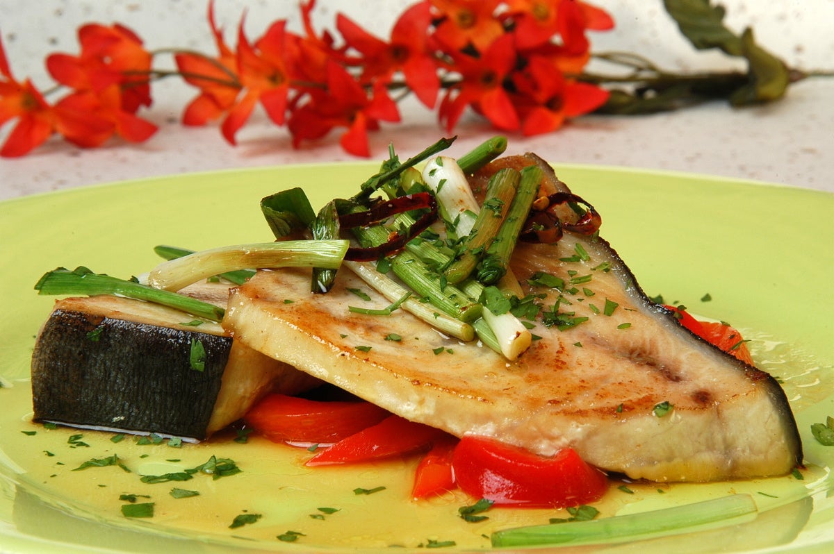 Filetes de emperador con refrito de ajetes y pimientos morrones - Gurmé