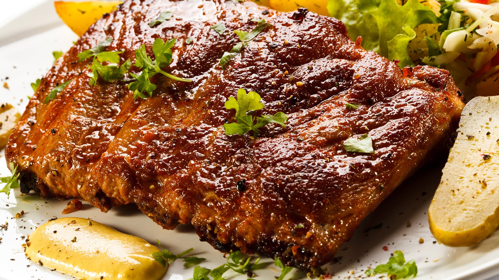 Cordero asado con patatas asadas y ensalada de frutos secos - Gurmé