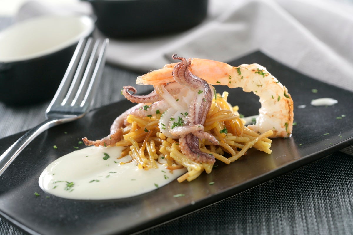 Fideuá con calamares, gambas y salsa alioli - Gurmé