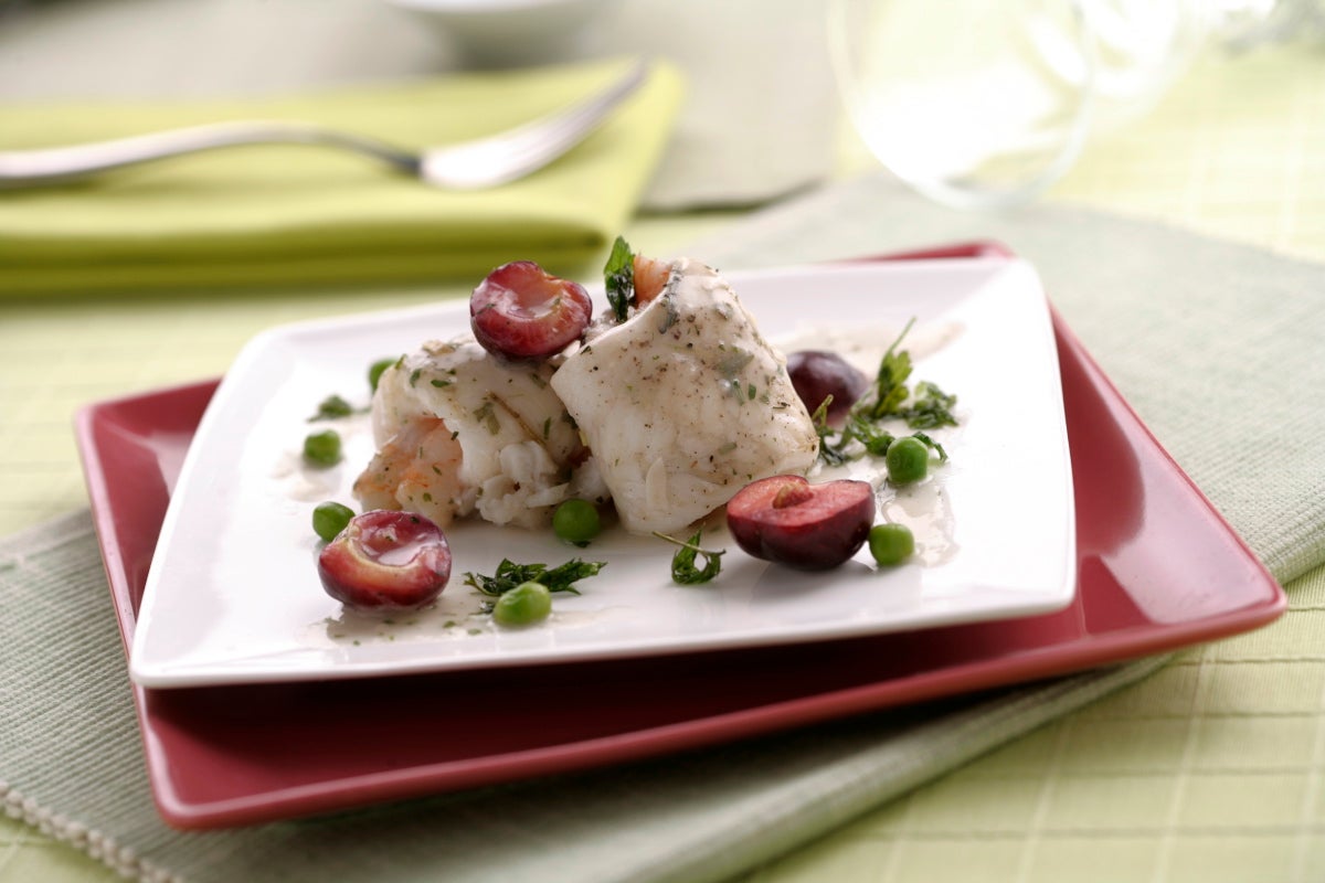 Filetes de gallo rellenos de gambas y salsa de vino con cerezas - Gurmé