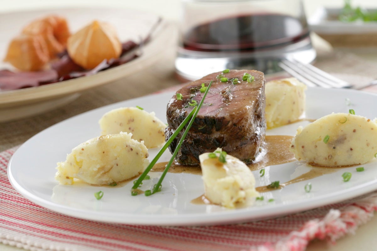 Lomo relleno de dátiles y puré de patatas