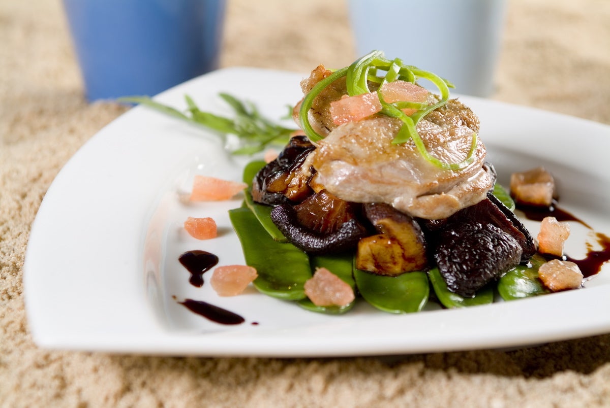 Codornices con salsa de soja, hongos shiitake y tirabeques - Gurmé
