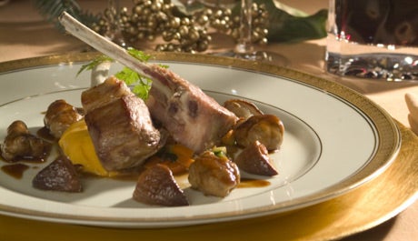 Chuletas de cordero con crema de boniatos y salteado de hongos