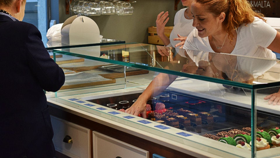 Interior de la dulcería, atendiendo a clientes.