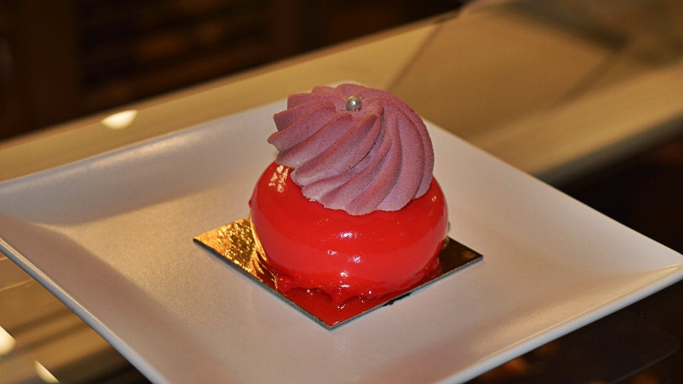 Valle del Jerte, compuesto de Mousse de vainilla, corazón de cereza y chantilly de violeta.