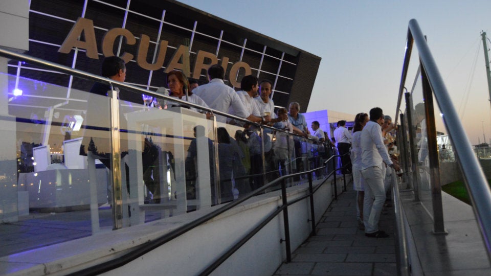 Asistentes al evento, vestidos de blanco