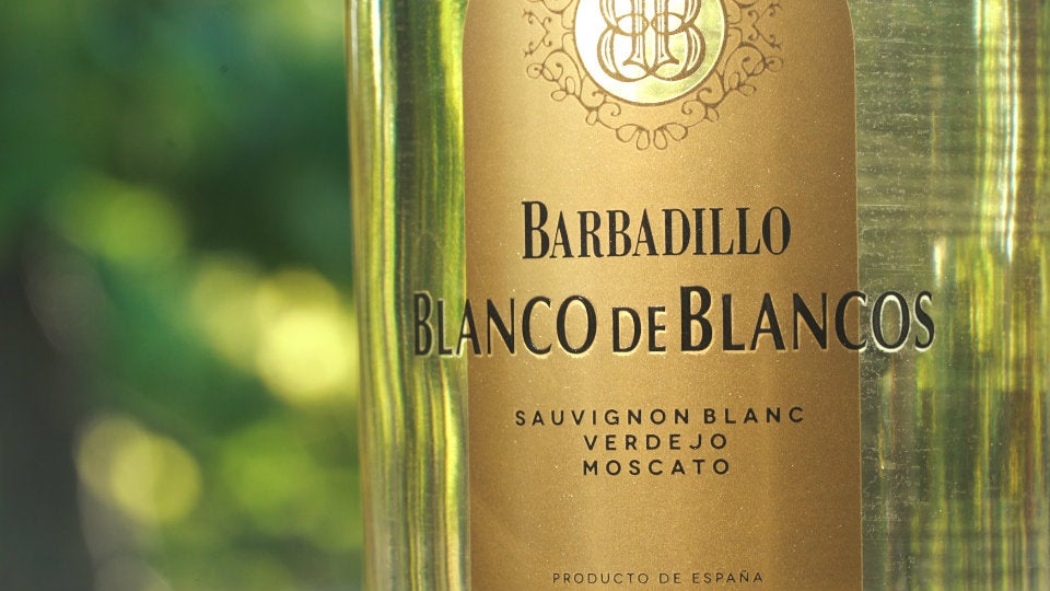 botella de cerca con la etiqueta