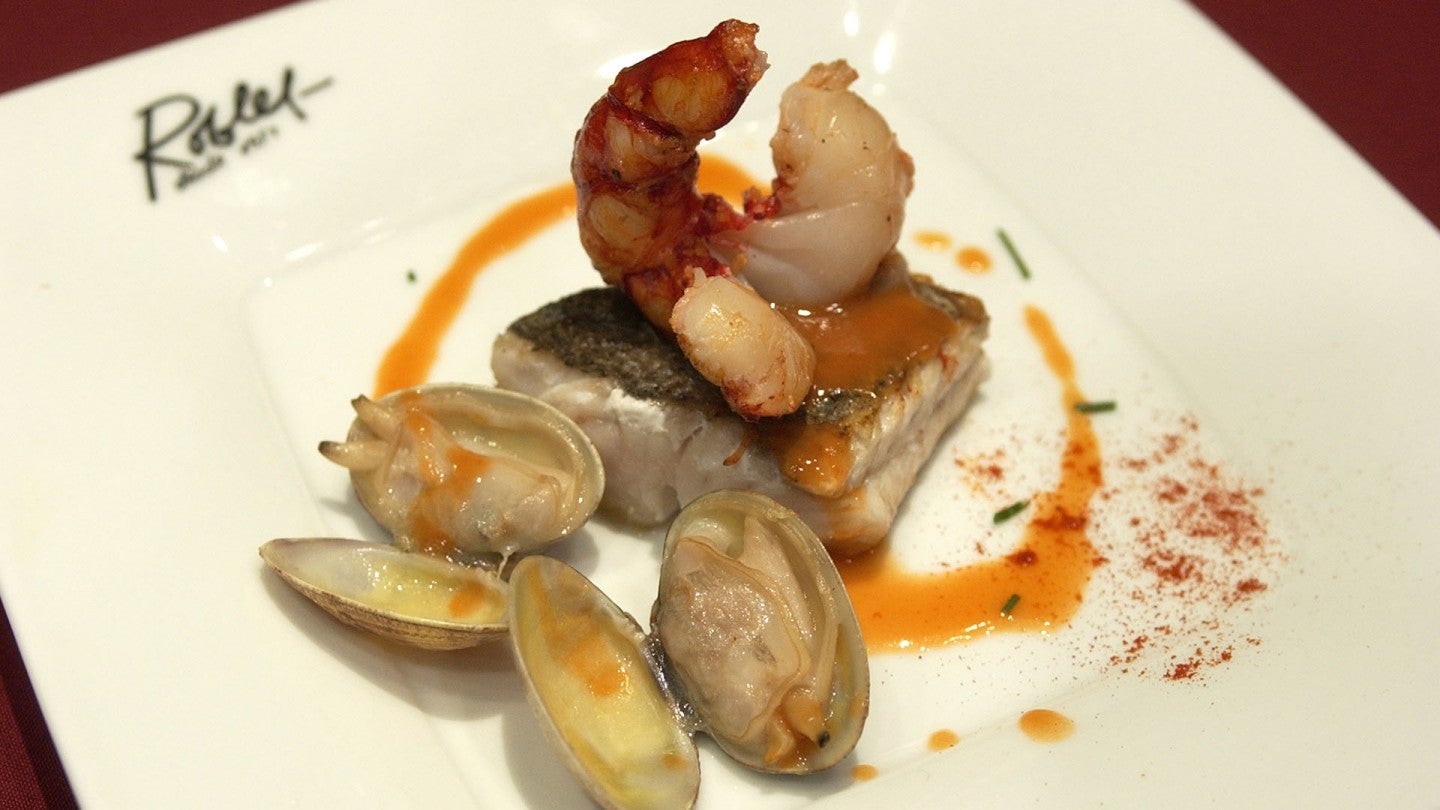 FOTO: MILLÁN HERCE. 12. 12. 03 MENÚ DE NAVIDAD EN CASA ROBLES. PEDRO, LAURA Y JUAN ROBLES. CORBINA DE CONIL CON ALMEJAS Y CARABINEROS.