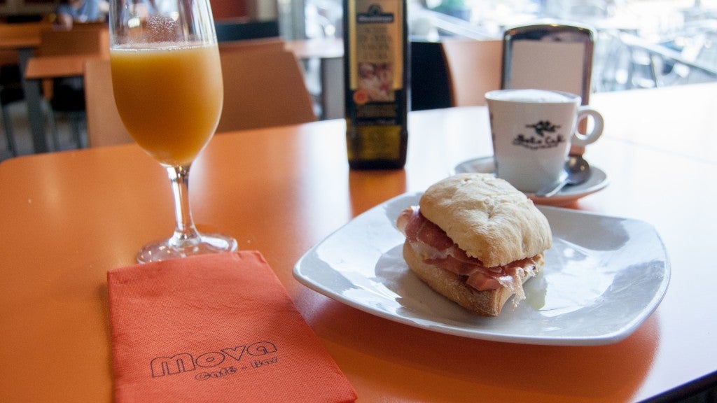 Desayuno en Café Bar Mova. 