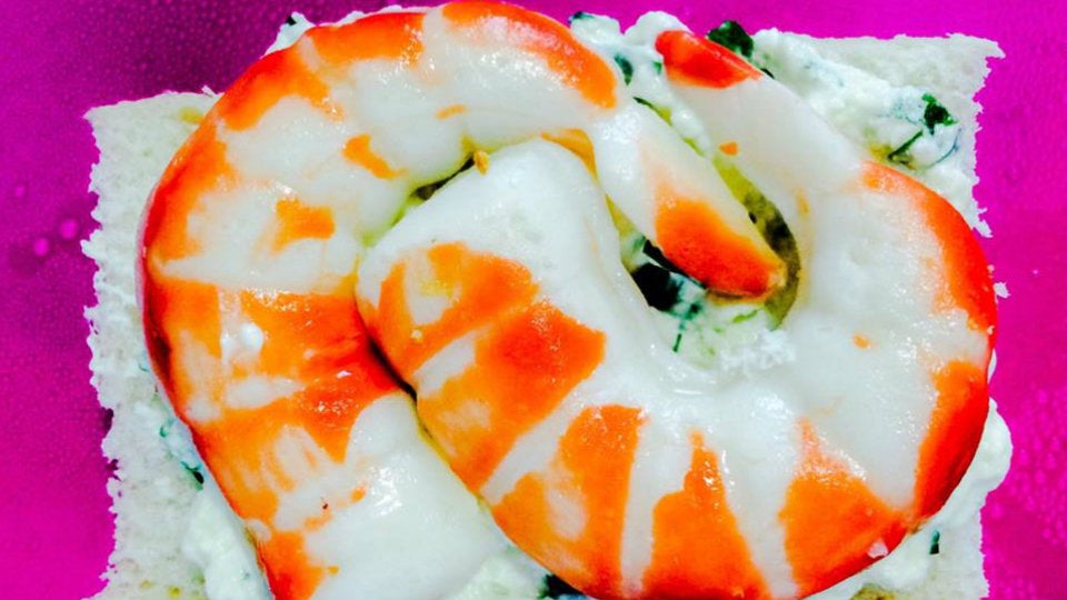 Montadito de langostinos sobre una manta de alioli