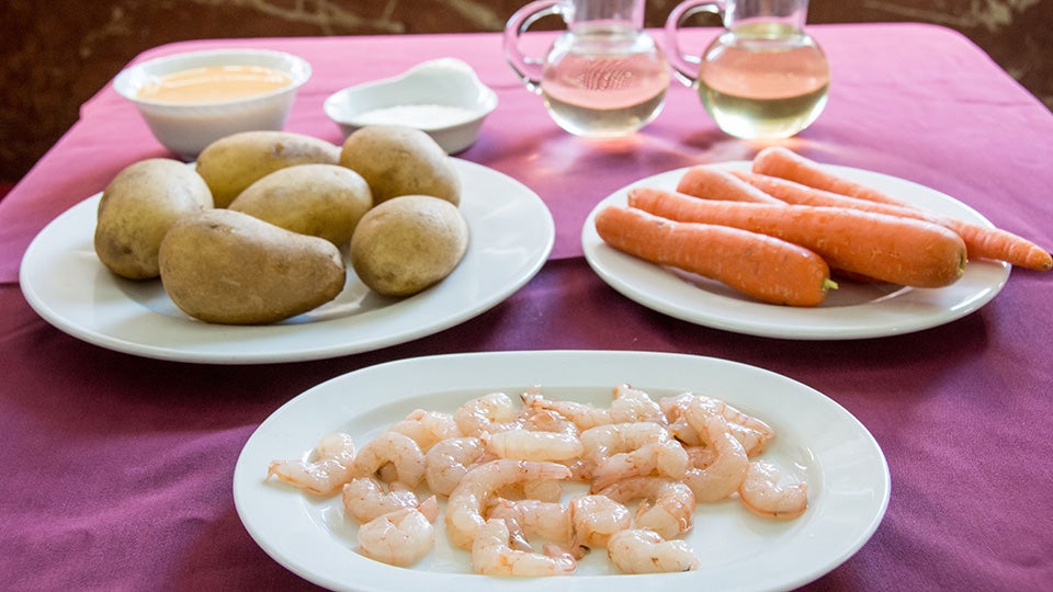 PASO A PASO DE LA ELABORACIÓN DE LA ENSALADILLA DE GAMBAS DE MARISCOS EMILIO