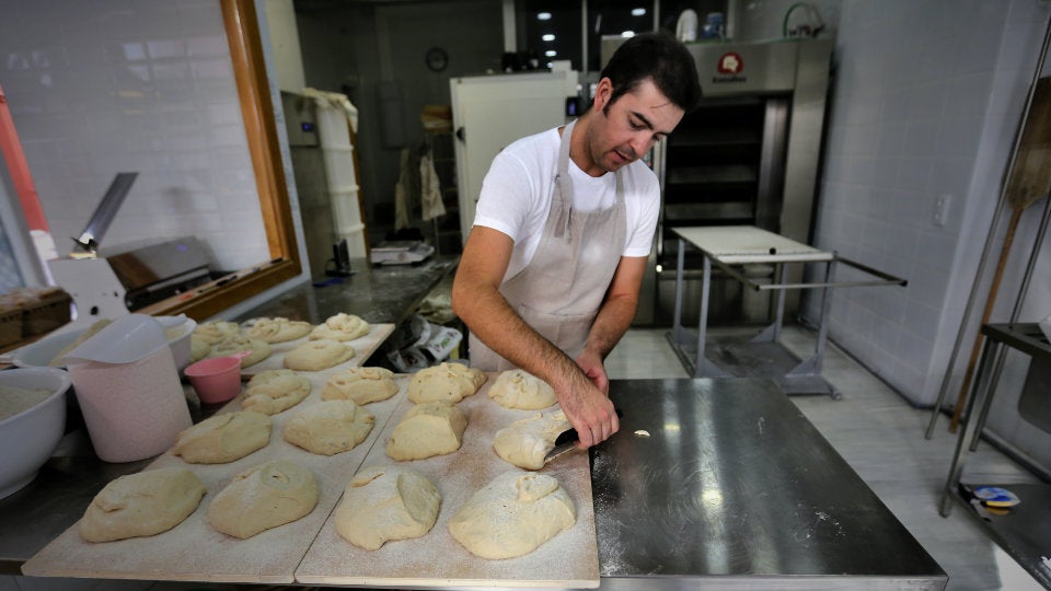 Carlos Lucena, de Biga Panadería, preparando la masa antes de meterla en el horno