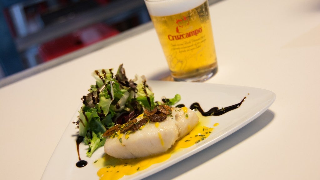 Atelier Café y Tapas.  bacalao con salsa de mango y ajo confitado. 