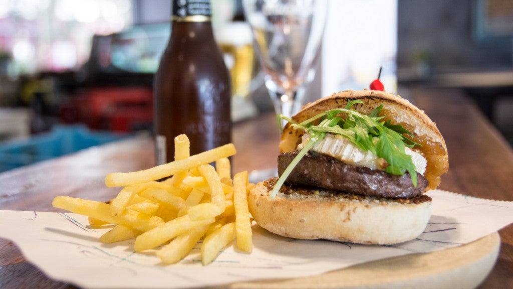 Atelier Café y Tapas. Hamburguesa gurmé con queso de cabra. 