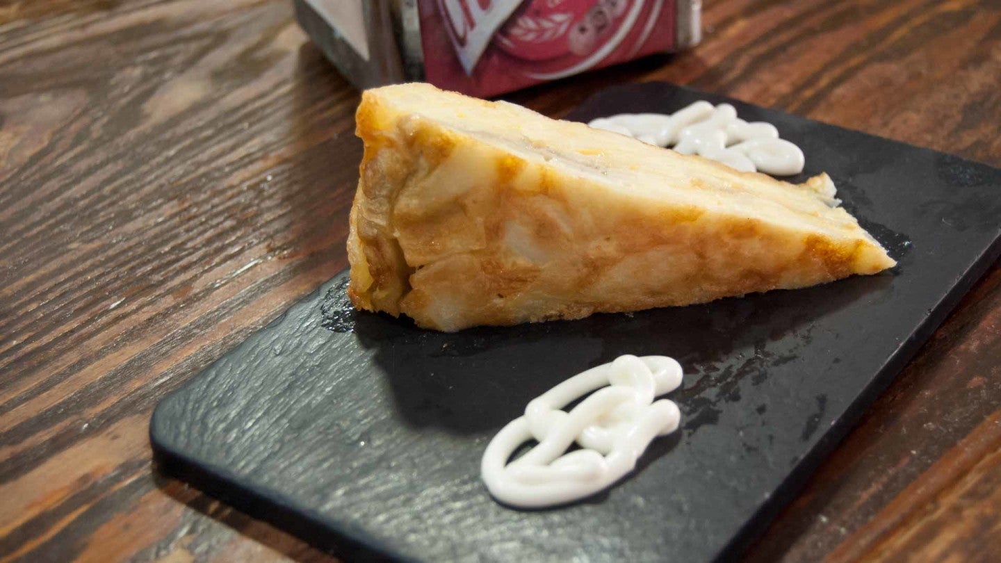 TORTILLA DE PATATAS EN EL BAR LA COLLERA EN BAM