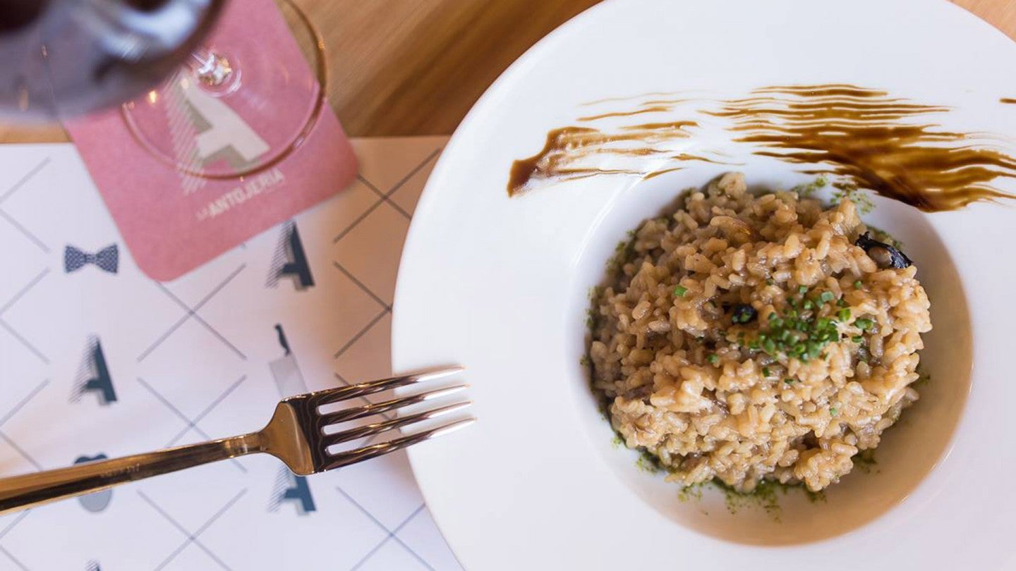 Risotto de boletus y trompeta negra con aceite de trufa