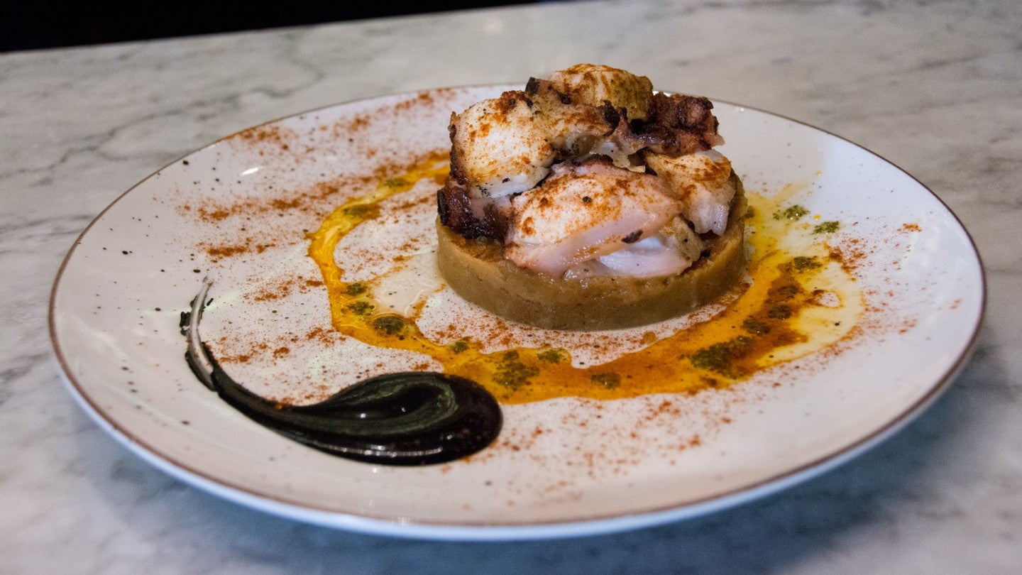 Pulpo a la brasa con puré de patata