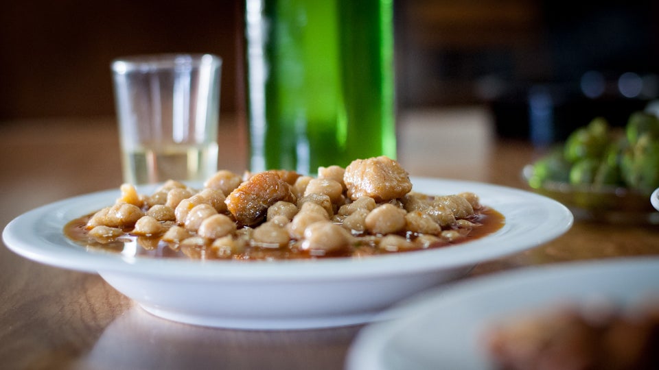 REPORTAJE SOBRE EL MOSTO EN EL ALJARAFE. BODEGA PEPE GIRÓN EN BORMUJOS. Garbanzos con bacalao. FOTO: RAFA SÁNCHEZ.