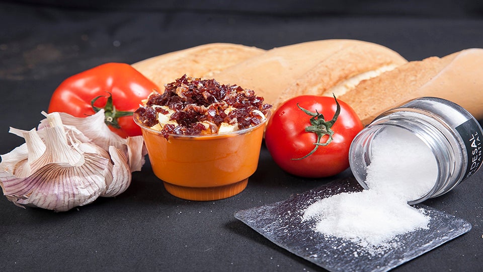 Ingrdientes básicos del salmorejo cordobés.