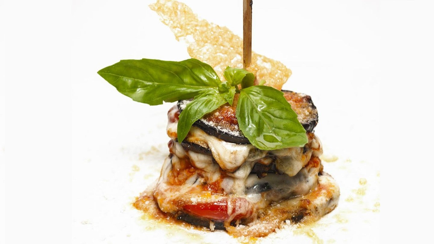la torretta di melanzane, formaggio di capra e cipolla caramellata con riduzione di aceto balsamico ai lamponi