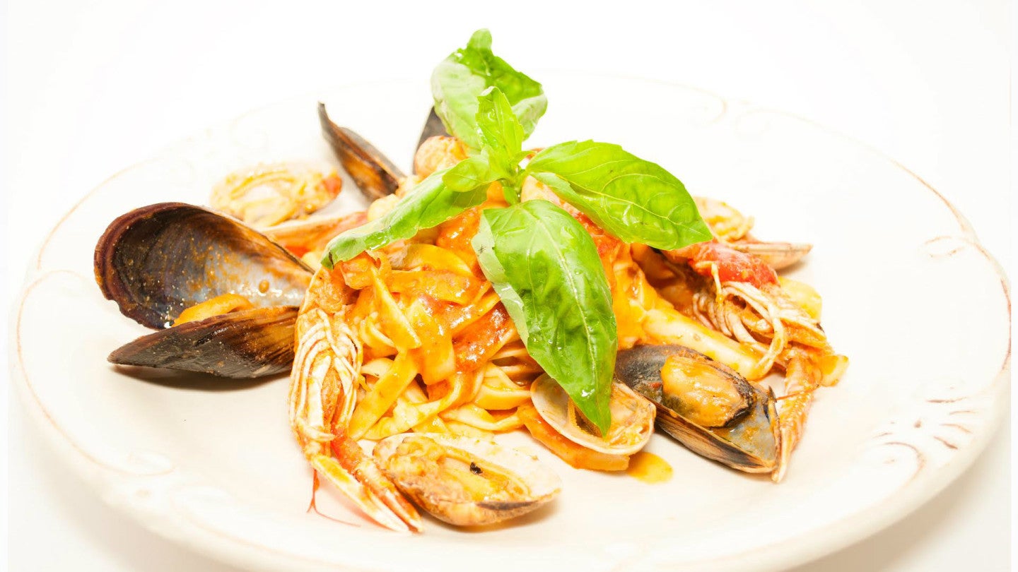 tagliatelle fresche con frutti di mare e pomodorini pendolini