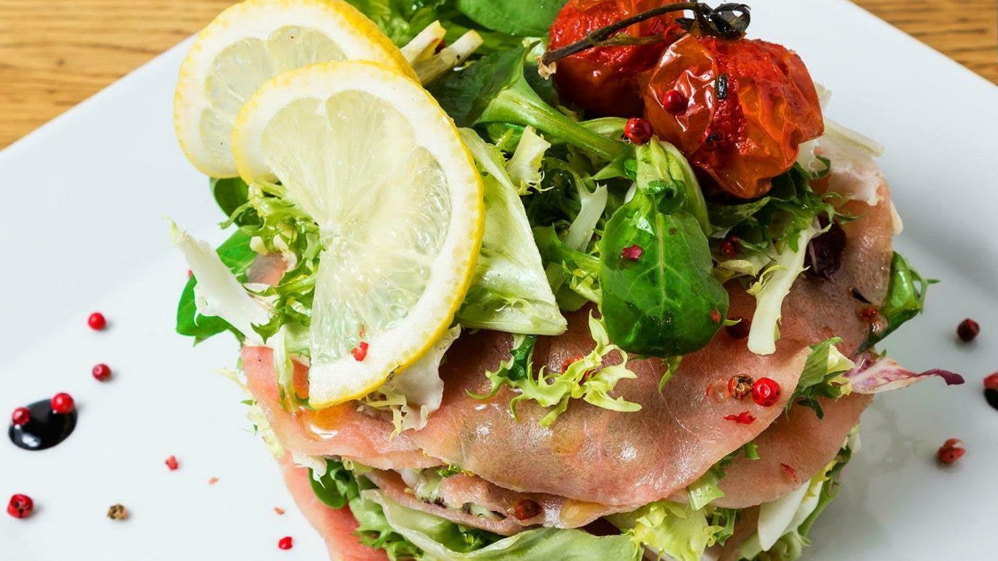 carpaccio fondente di vitello con salsa tiepida al gorgonzola e pepe rosa