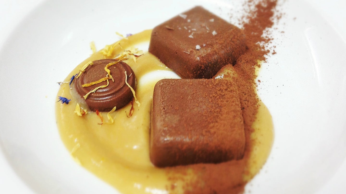 bombones caseros sobre crema de mandarina
