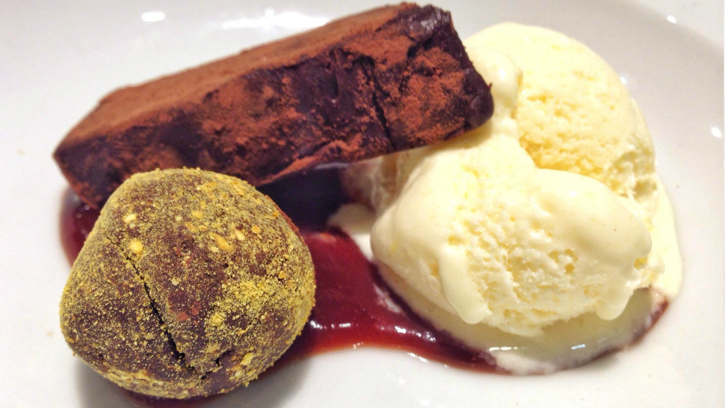 Helado de queso, trufa con polvo de naranja y crujiente de chocolate