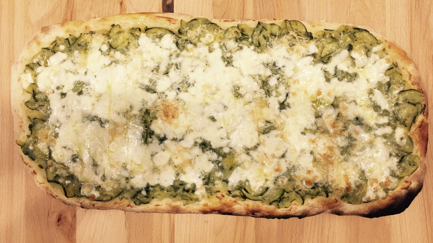 Pizza con zucchine e mozzarella (pizza con calabacines y mozzarella)