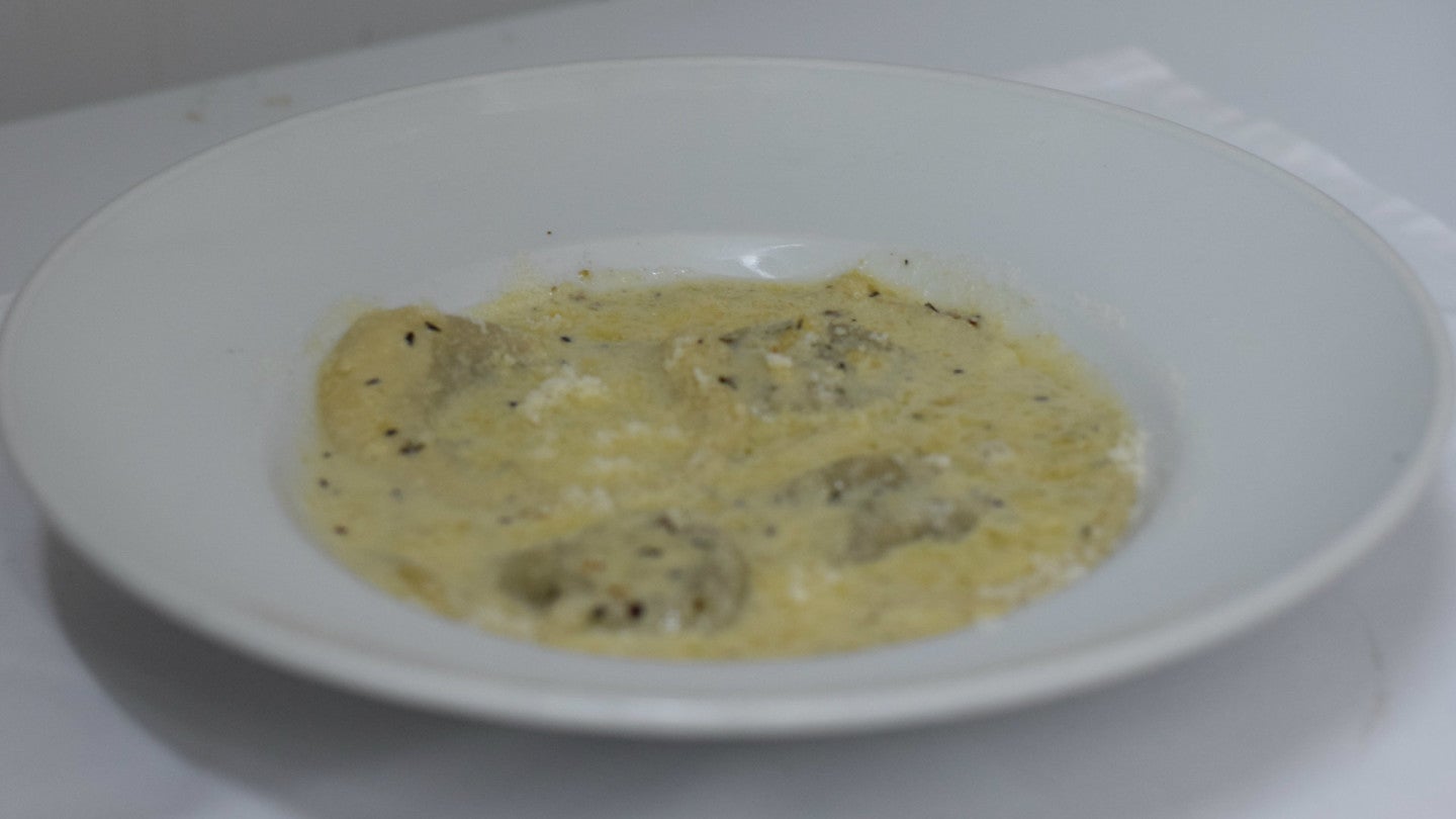 ravioli relleno de muselina boletus con salteadito de romero, piñones y nata