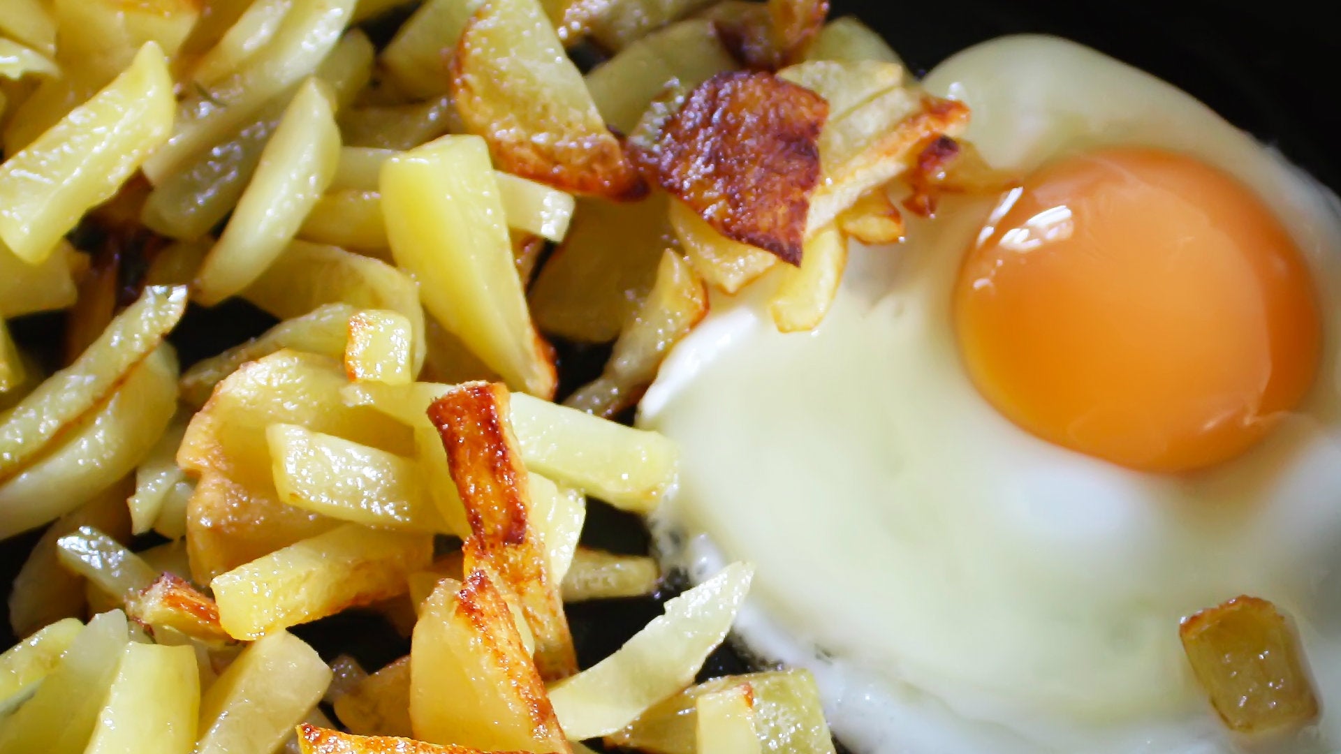 Patatas fritas con huevos: 10 bares de Sevilla con dos huevos… Y «papas»