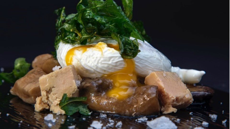 Huevo poché sobre foie micuit y setas de campo, de la Vinería de San Telmo