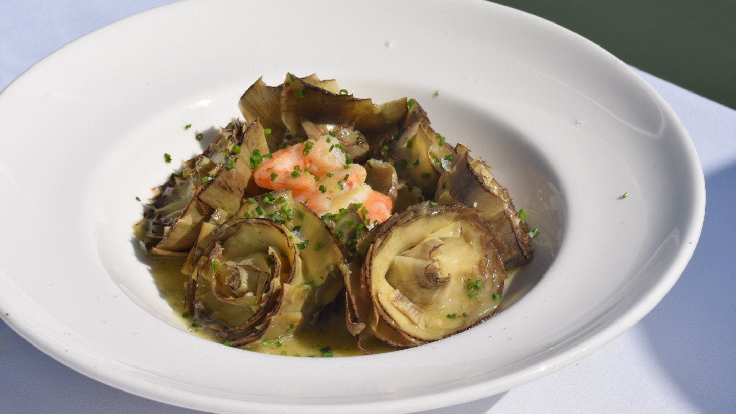 corazones de alcachofa con salsa verde y langostinos