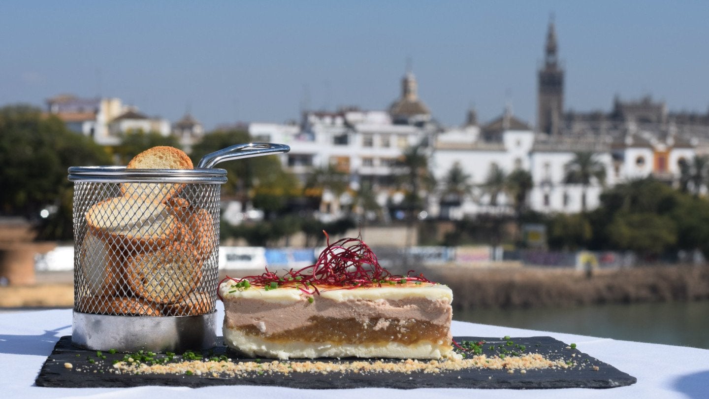milhoja de queso de cabra con tomate confitado, foie y membrillo para untar