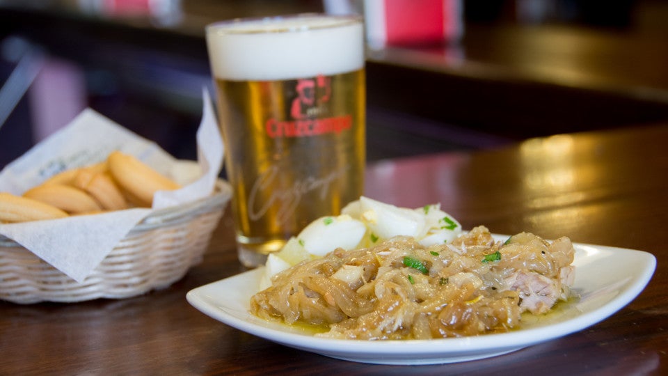 SEVILLA. 28-03-2017. ATÚN ENCEBOLLADO EN EL BAR LA ALBAHACA EN LA CALLE MADUEÑO DE LOS AIRES, 34, DE ALCALÁ DE GUADAÍRA. FOTO: RAFAEL SÁNCHEZ. ARCHSEV.
