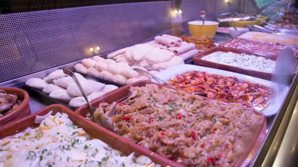 SEVILLA. 28-03-2017. BAR LA ALBAHACA EN LA CALLE MADUEÑO DE LOS AIRES, 34, DE ALCALÁ DE GUADAÍRA. FOTO: RAFAEL SÁNCHEZ. ARCHSEV.