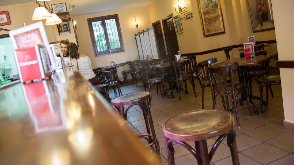 SEVILLA. 28-03-2017. BAR LA ALBAHACA EN LA CALLE MADUEÑO DE LOS AIRES, 34, DE ALCALÁ DE GUADAÍRA. FOTO: RAFAEL SÁNCHEZ. ARCHSEV.