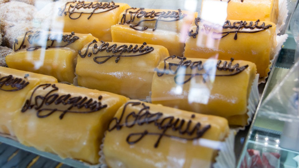 SEVILLA. 28-03-2017. CONFITERÍA SAN JOAQUÍN EN ALCALÁ DE GUADAÍRA EN LA PLAZA CERVANTES, 4. FOTO: RAFAEL SÁNCHEZ. ARCHSEV.