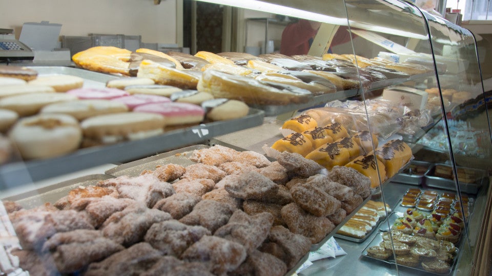 SEVILLA. 28-03-2017. CONFITERÍA SAN JOAQUÍN EN ALCALÁ DE GUADAÍRA EN LA PLAZA CERVANTES, 4. FOTO: RAFAEL SÁNCHEZ. ARCHSEV.