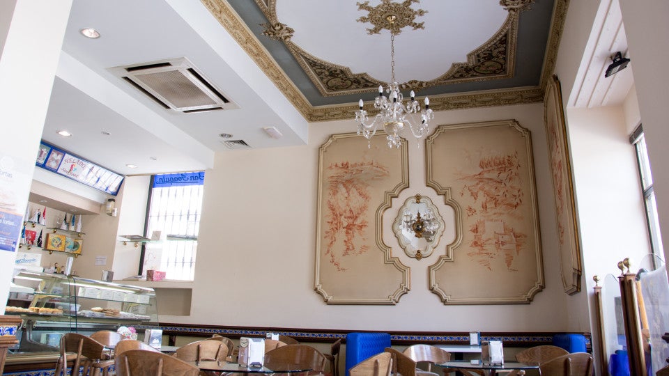 SEVILLA. 28-03-2017. CONFITERÍA SAN JOAQUÍN EN ALCALÁ DE GUADAÍRA EN LA PLAZA CERVANTES, 4. FOTO: RAFAEL SÁNCHEZ. ARCHSEV.