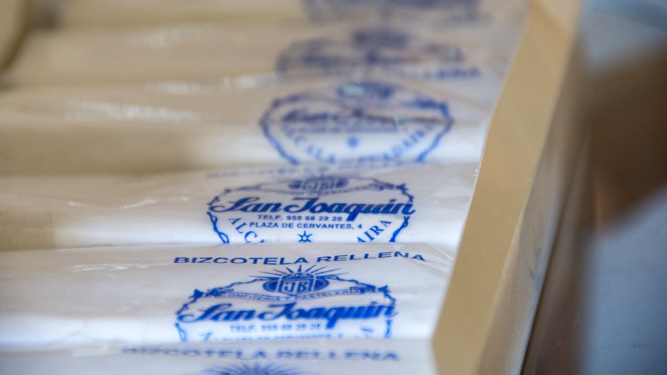 SEVILLA. 28-03-2017. CONFITERÍA SAN JOAQUÍN EN ALCALÁ DE GUADAÍRA EN LA PLAZA CERVANTES, 4. FOTO: RAFAEL SÁNCHEZ. ARCHSEV.