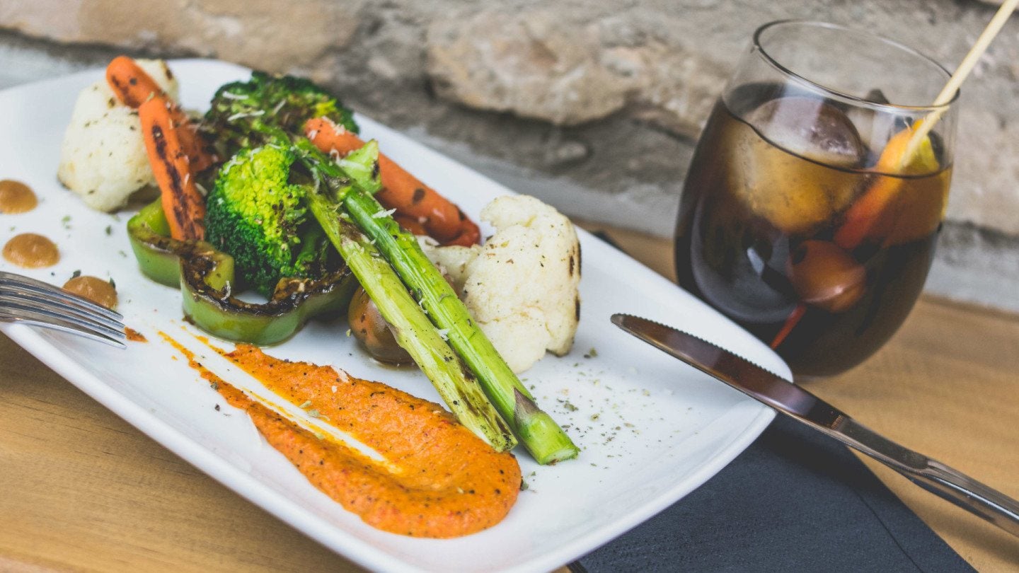 matapenas-parrillada-de-verduras-con-salsa-romescu