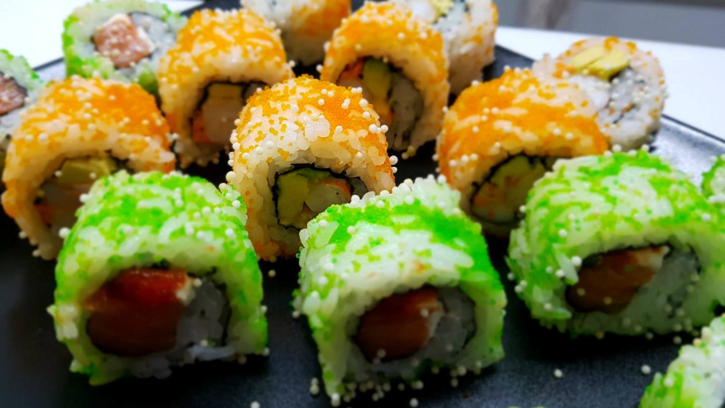 uramakis de salmón dulce envueltos en hueva verde