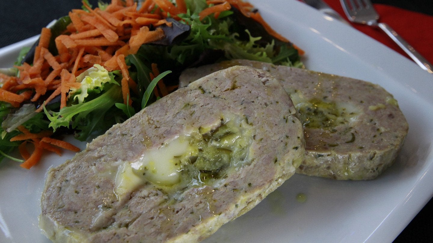 Albondigón relleno de calabacines y provola ahumada con guarnición de ensalada mixta come in casa
