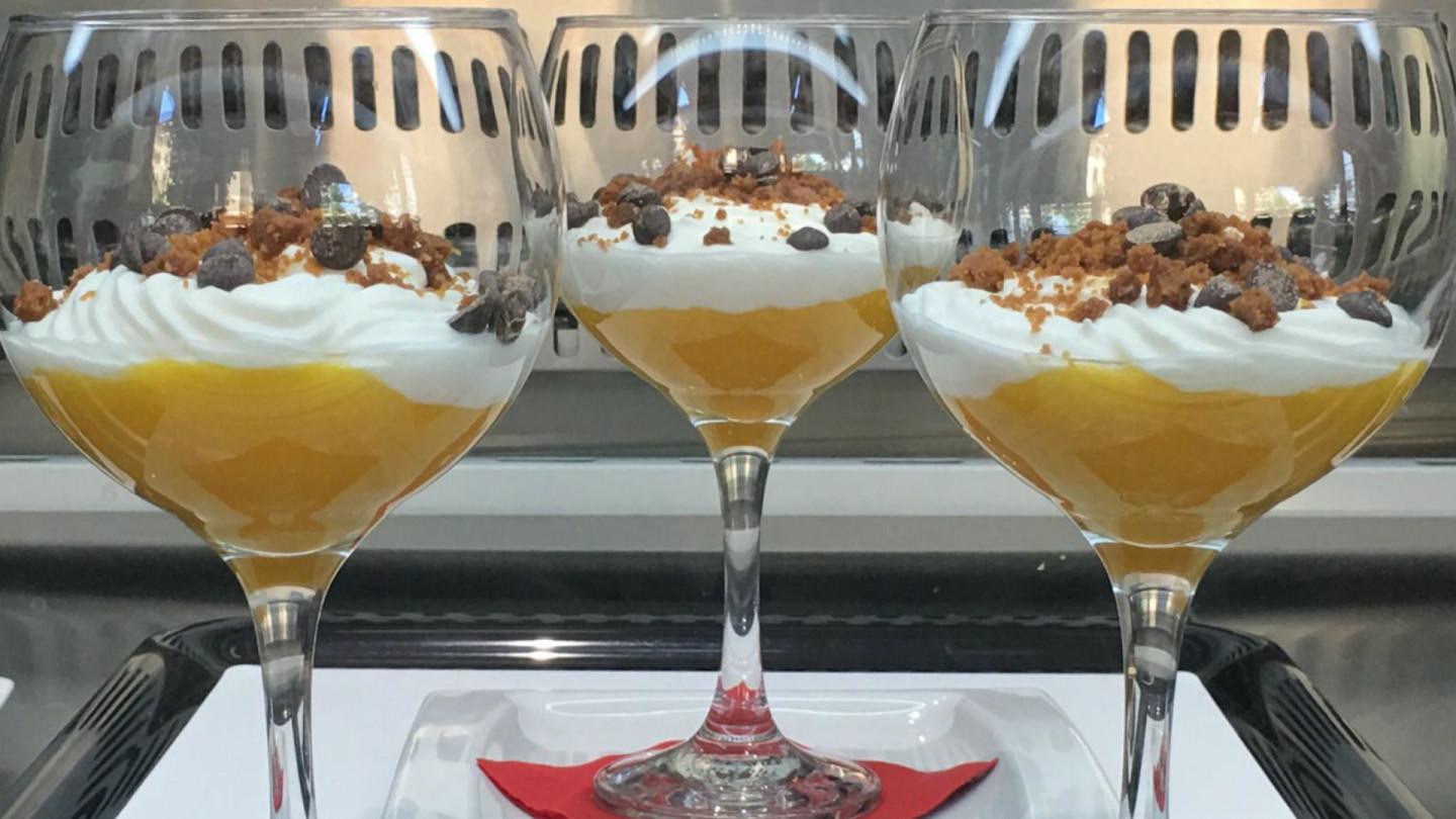 Mousse de yogur con coulis de mango y crumble al cacao come in casa