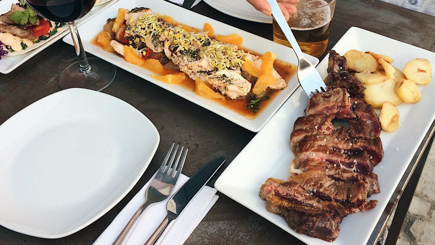 escalivada con salmón confitado y naranja zarabanda