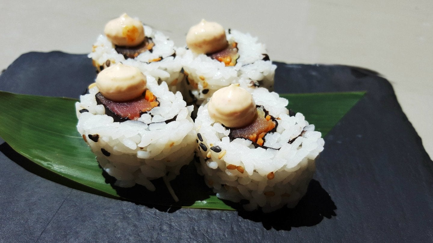 Los palillos maki de atún y crudités