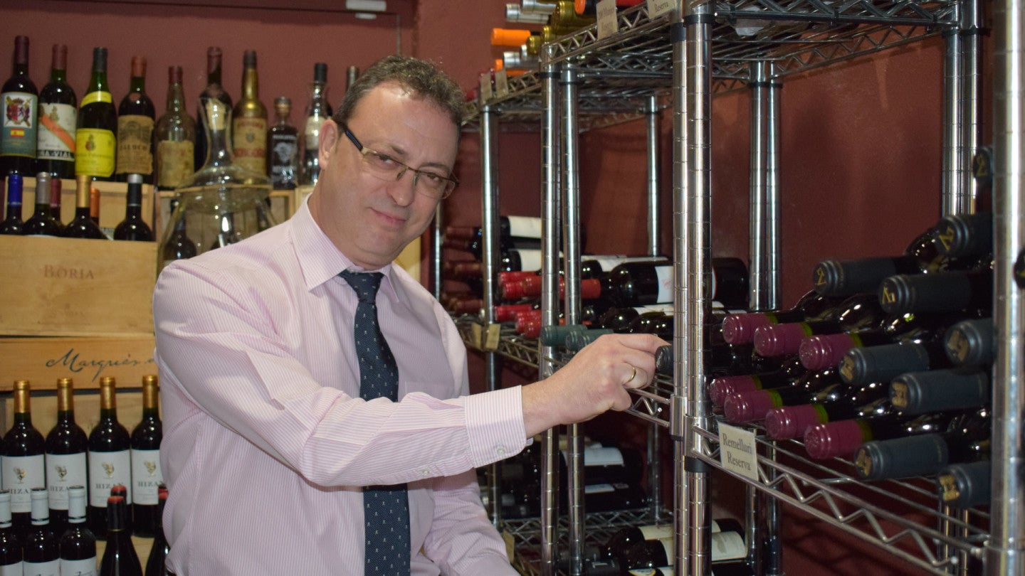José Manuel Herrera, gerente, en la bodega asador azafrán pañoleta