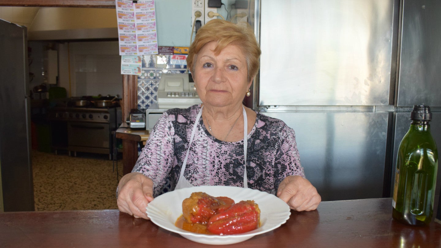 Consuelo Rajo, cocinera del Bar El Clavel, con pimientos rellenos