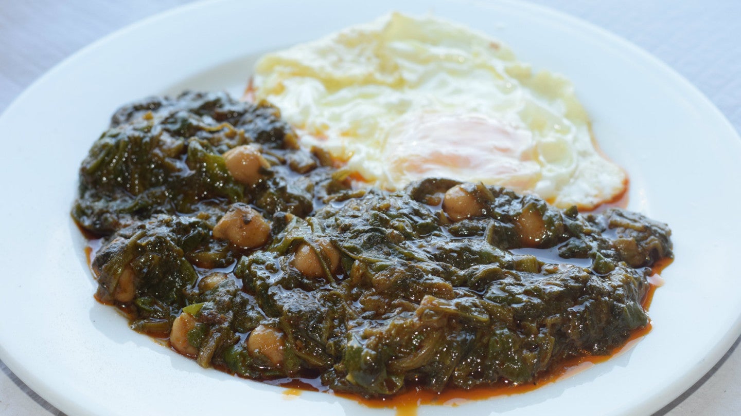 Espinacas con garbanzos y huevo frito el clavel la pañoleta